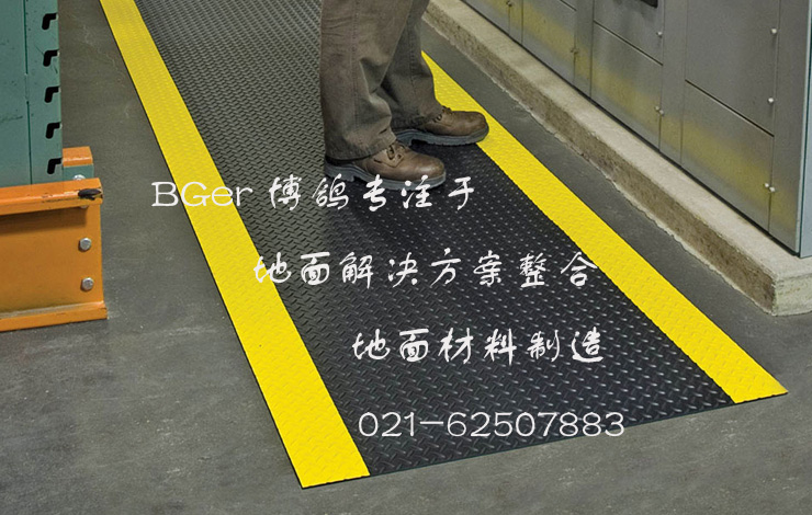 輕型工業防滑地墊，黑色人字形表紋+黃邊-圖一