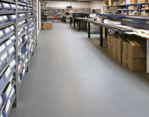 庫(kù)房地面處理_采用聯(lián)鎖庫(kù)房地面膠墊，一步到位
