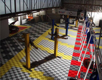 大型汽車(chē)修理廠(chǎng)維修車(chē)間地面裝修材料，灰紅黃三色搭配風(fēng)格